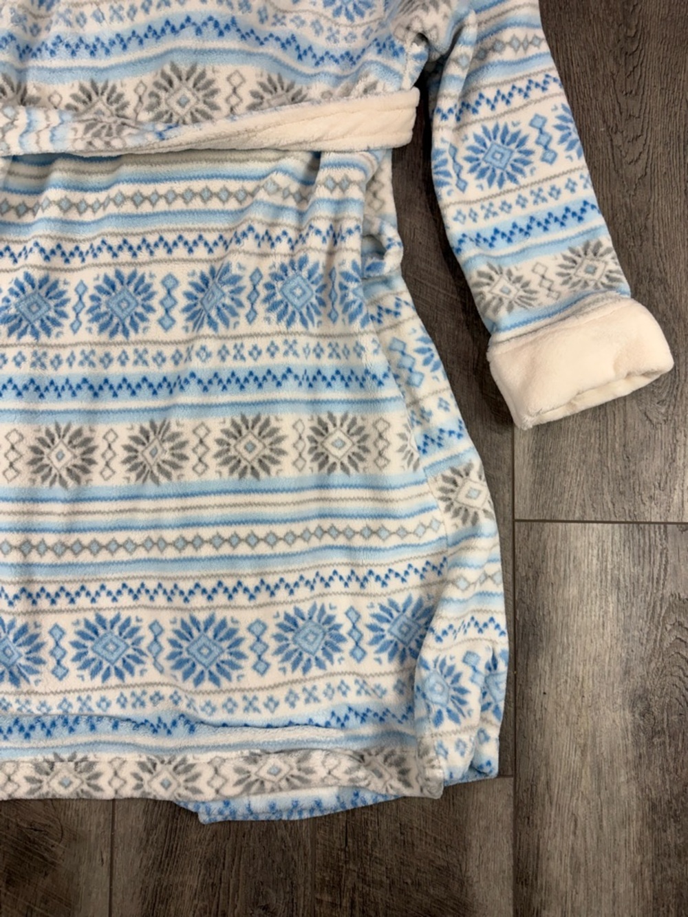 Chaos Blue/White Fuzzy Robe‎ - Picture 9 of 11